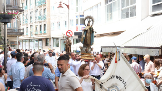 Los carballeses celebran el día grande de sus fiestas patronales con mucha devoción, música y animación en las calles