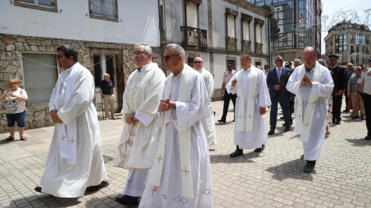 Los carballeses celebran el día grande de sus fiestas patronales con mucha devoción, música y animación en las calles