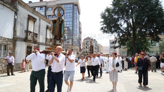 Los carballeses celebran el día grande de sus fiestas patronales con mucha devoción, música y animación en las calles