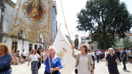 Los carballeses celebran el día grande de sus fiestas patronales con mucha devoción, música y animación en las calles