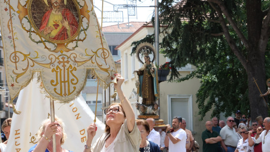 Los carballeses celebran el día grande de sus fiestas patronales con mucha devoción, música y animación en las calles