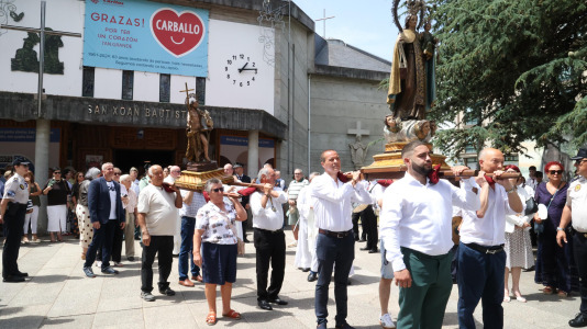 Los carballeses celebran el día grande de sus fiestas patronales con mucha devoción, música y animación en las calles