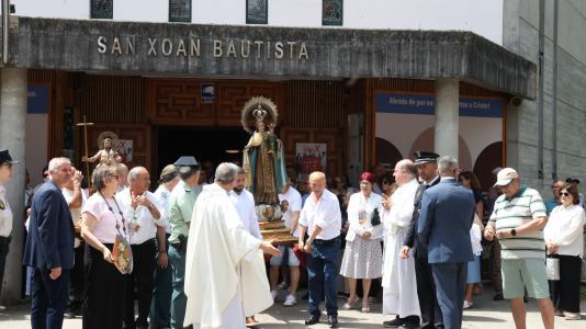 Los carballeses celebran el día grande de sus fiestas patronales con mucha devoción, música y animación en las calles
