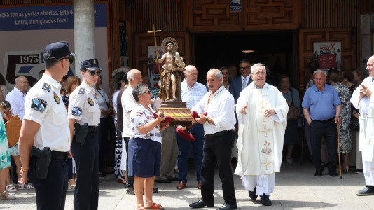 Los carballeses celebran el día grande de sus fiestas patronales con mucha devoción, música y animación en las calles