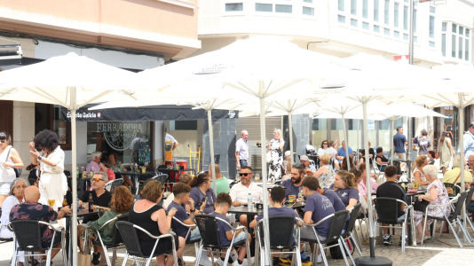 Los carballeses disfrutan de la jornada festiva y calurosa en los bares del centro