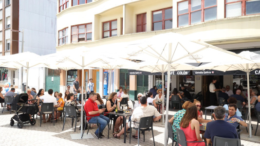 Los carballeses disfrutan de la jornada festiva y calurosa en los bares del centro