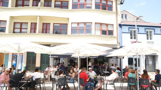 Los carballeses disfrutan de la jornada festiva y calurosa en los bares del centro