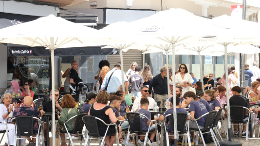 Los carballeses disfrutan de la jornada festiva y calurosa en los bares del centro