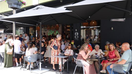 Los carballeses disfrutan de la jornada festiva y calurosa en los bares del centro