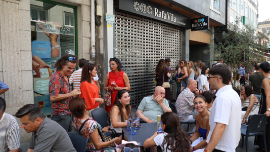 Los carballeses disfrutan de la jornada festiva y calurosa en los bares del centro