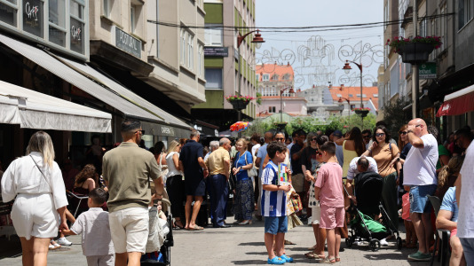 Los carballeses disfrutan de la jornada festiva y calurosa en los bares del centro