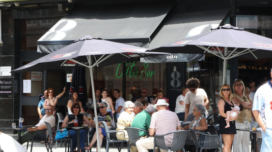 Los carballeses disfrutan de la jornada festiva y calurosa en los bares del centro