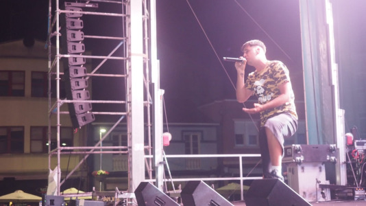9Louro lleno la Praza do Concello durante su actuación en el San Xoán de Carballo