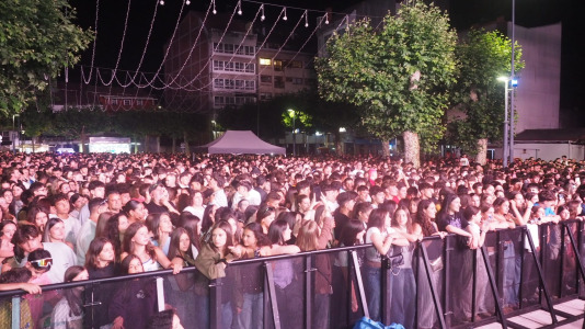 9Louro lleno la Praza do Concello durante su actuación en el San Xoán de Carballo