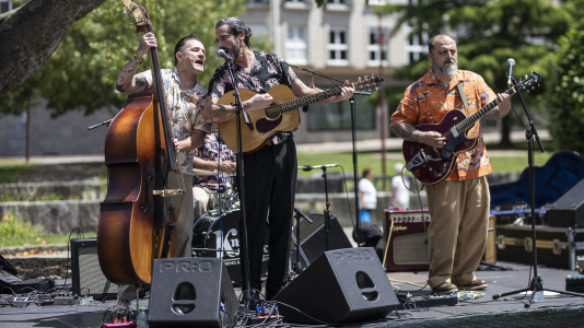 The Mean Devils ponen a bailar a los carballeses en el Rockin