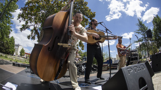 The Mean Devils ponen a bailar a los carballeses en el Rockin