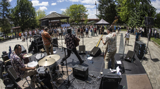 The Mean Devils ponen a bailar a los carballeses en el Rockin