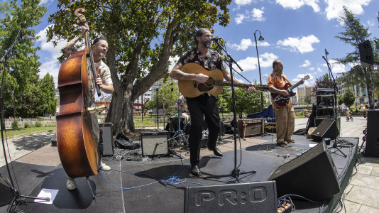 The Mean Devils ponen a bailar a los carballeses en el Rockin