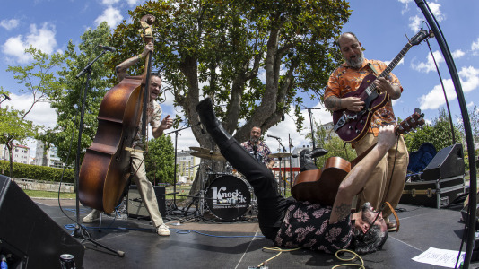 The Mean Devils ponen a bailar a los carballeses en el Rockin