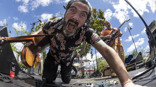 The Mean Devils ponen a bailar a los carballeses en el Rockin
