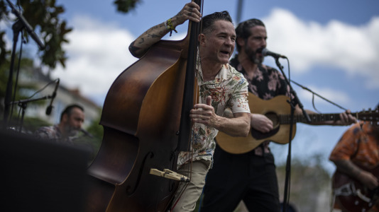 The Mean Devils ponen a bailar a los carballeses en el Rockin