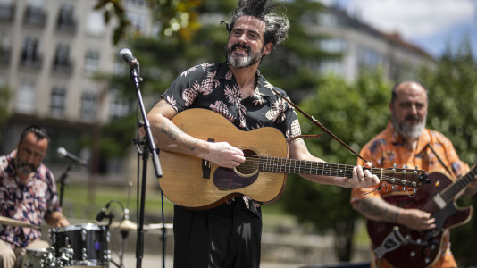 The Mean Devils ponen a bailar a los carballeses en el Rockin