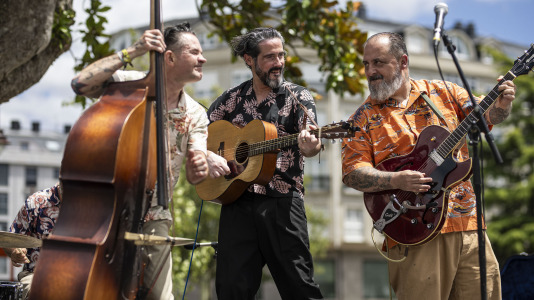 The Mean Devils ponen a bailar a los carballeses en el Rockin