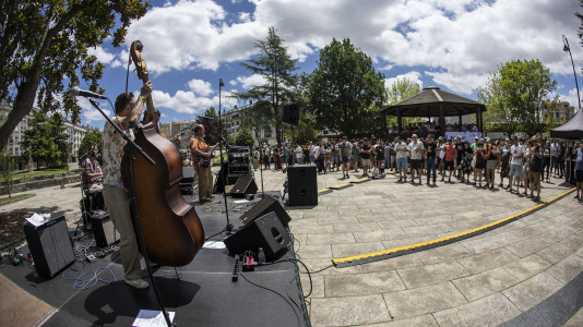 The Mean Devils ponen a bailar a los carballeses en el Rockin