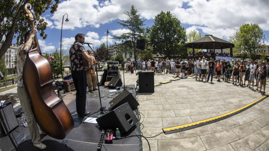 The Mean Devils ponen a bailar a los carballeses en el Rockin