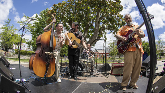 The Mean Devils ponen a bailar a los carballeses en el Rockin