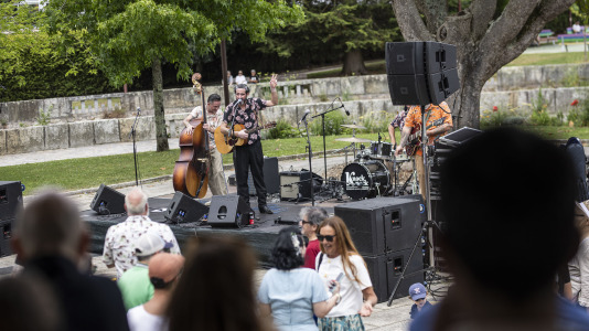 The Mean Devils ponen a bailar a los carballeses en el Rockin