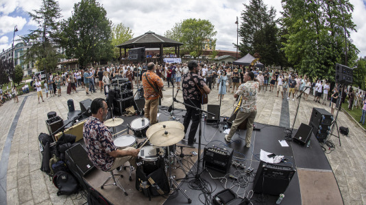 The Mean Devils ponen a bailar a los carballeses en el Rockin