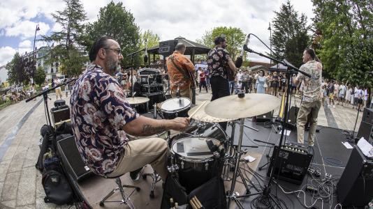 The Mean Devils ponen a bailar a los carballeses en el Rockin