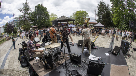The Mean Devils ponen a bailar a los carballeses en el Rockin
