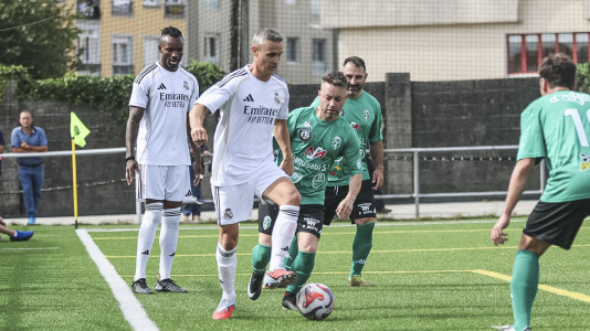 El Xallas rindió un homenaje a su mítico capitán, Doro, en un partido entre los veteranos y leyendas del Real Madrid encabezados por Paco Buyo