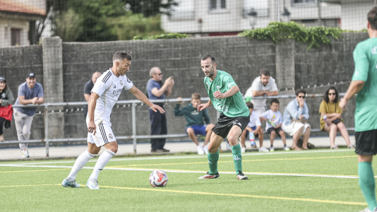 El Xallas rindió un homenaje a su mítico capitán, Doro, en un partido entre los veteranos y leyendas del Real Madrid encabezados por Paco Buyo