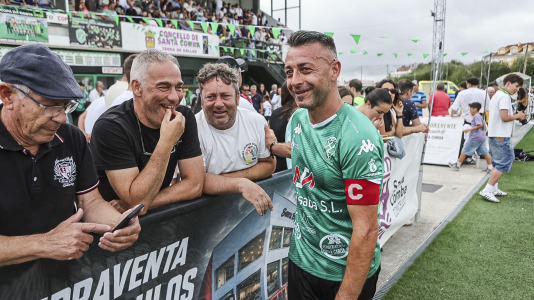 El Xallas rindió un homenaje a su mítico capitán, Doro, en un partido entre los veteranos y leyendas del Real Madrid encabezados por Paco Buyo