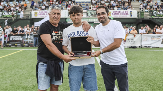 El Xallas rindió un homenaje a su mítico capitán, Doro, en un partido entre los veteranos y leyendas del Real Madrid encabezados por Paco Buyo