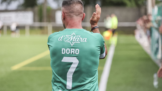 El Xallas rindió un homenaje a su mítico capitán, Doro, en un partido entre los veteranos y leyendas del Real Madrid encabezados por Paco Buyo