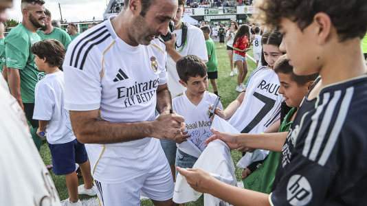 El Xallas rindió un homenaje a su mítico capitán, Doro, en un partido entre los veteranos y leyendas del Real Madrid encabezados por Paco Buyo