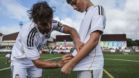 El Xallas rindió un homenaje a su mítico capitán, Doro, en un partido entre los veteranos y leyendas del Real Madrid encabezados por Paco Buyo