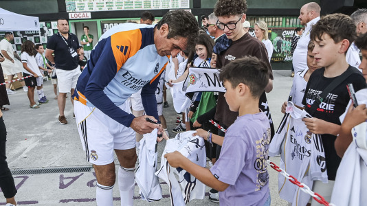 El Xallas rindió un homenaje a su mítico capitán, Doro, en un partido entre los veteranos y leyendas del Real Madrid encabezados por Paco Buyo