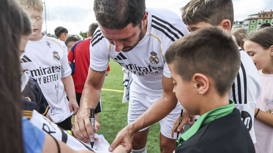 El Xallas rindió un homenaje a su mítico capitán, Doro, en un partido entre los veteranos y leyendas del Real Madrid encabezados por Paco Buyo