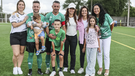 El Xallas rindió un homenaje a su mítico capitán, Doro, en un partido entre los veteranos y leyendas del Real Madrid encabezados por Paco Buyo