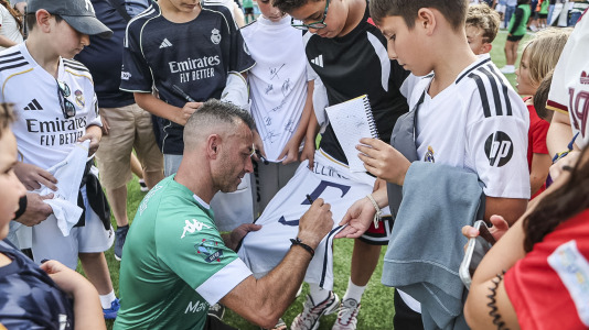 El Xallas rindió un homenaje a su mítico capitán, Doro, en un partido entre los veteranos y leyendas del Real Madrid encabezados por Paco Buyo