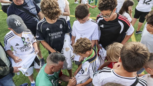 El Xallas rindió un homenaje a su mítico capitán, Doro, en un partido entre los veteranos y leyendas del Real Madrid encabezados por Paco Buyo