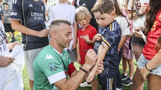 El Xallas rindió un homenaje a su mítico capitán, Doro, en un partido entre los veteranos y leyendas del Real Madrid encabezados por Paco Buyo