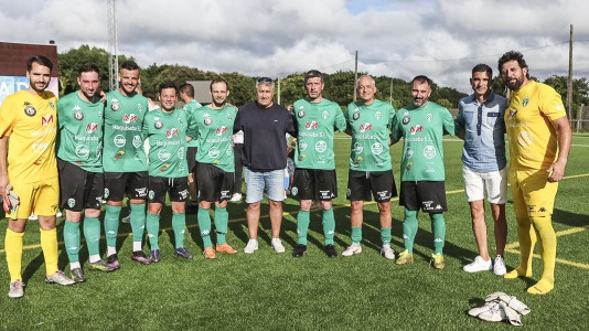 El Xallas rindió un homenaje a su mítico capitán, Doro, en un partido entre los veteranos y leyendas del Real Madrid encabezados por Paco Buyo