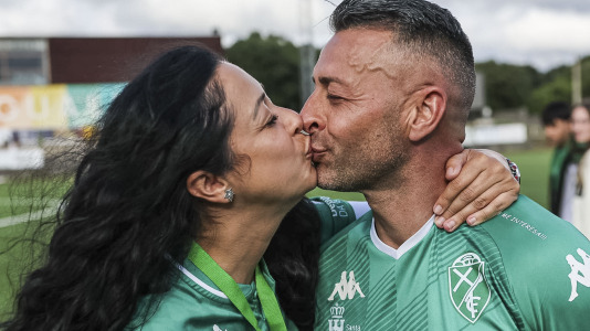 El Xallas rindió un homenaje a su mítico capitán, Doro, en un partido entre los veteranos y leyendas del Real Madrid encabezados por Paco Buyo