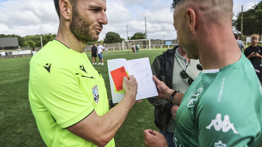 El Xallas rindió un homenaje a su mítico capitán, Doro, en un partido entre los veteranos y leyendas del Real Madrid encabezados por Paco Buyo
